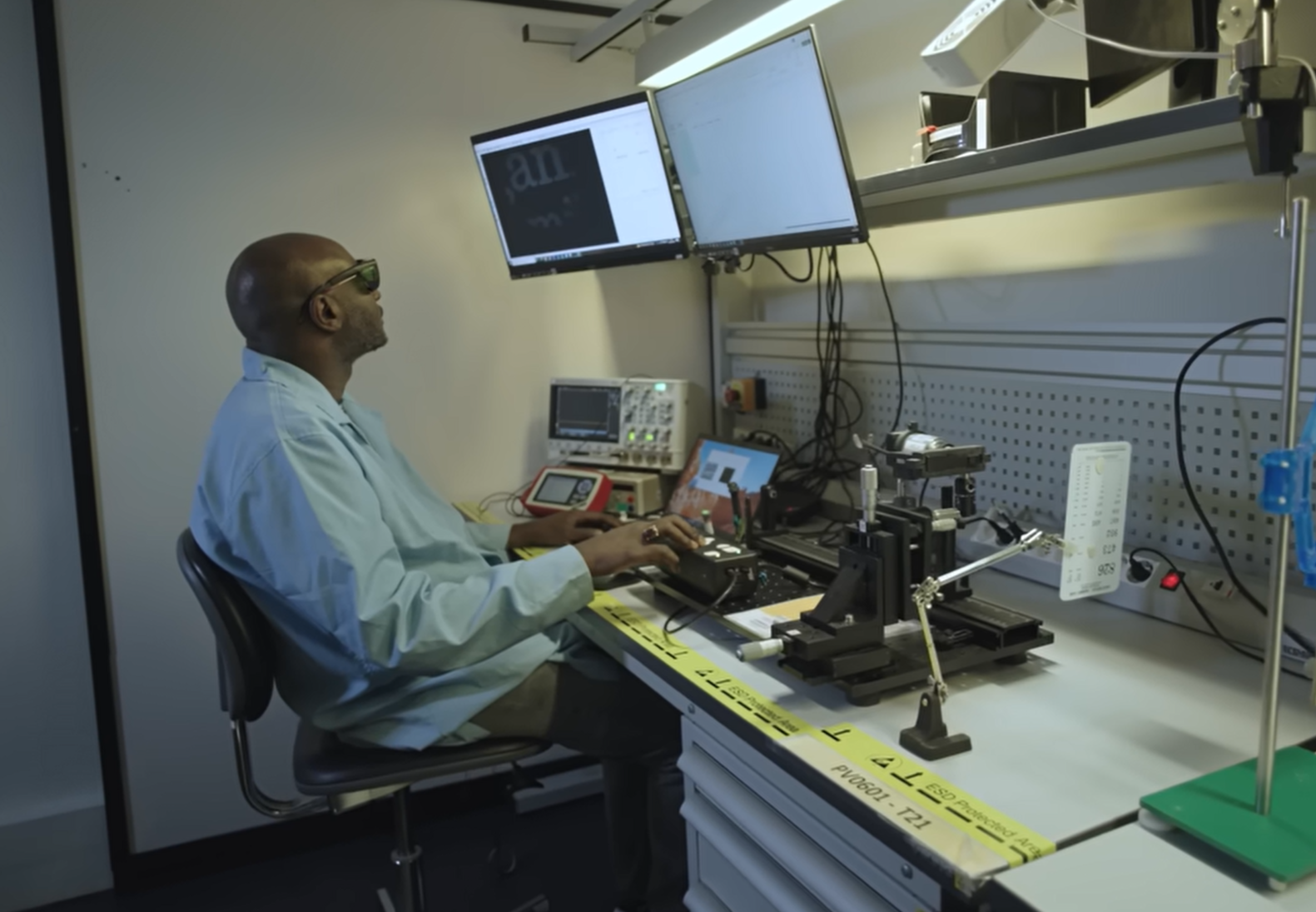 Глазной имплант возвращает зрение слепым пациентам: ученые создали бионический чип PRIMA