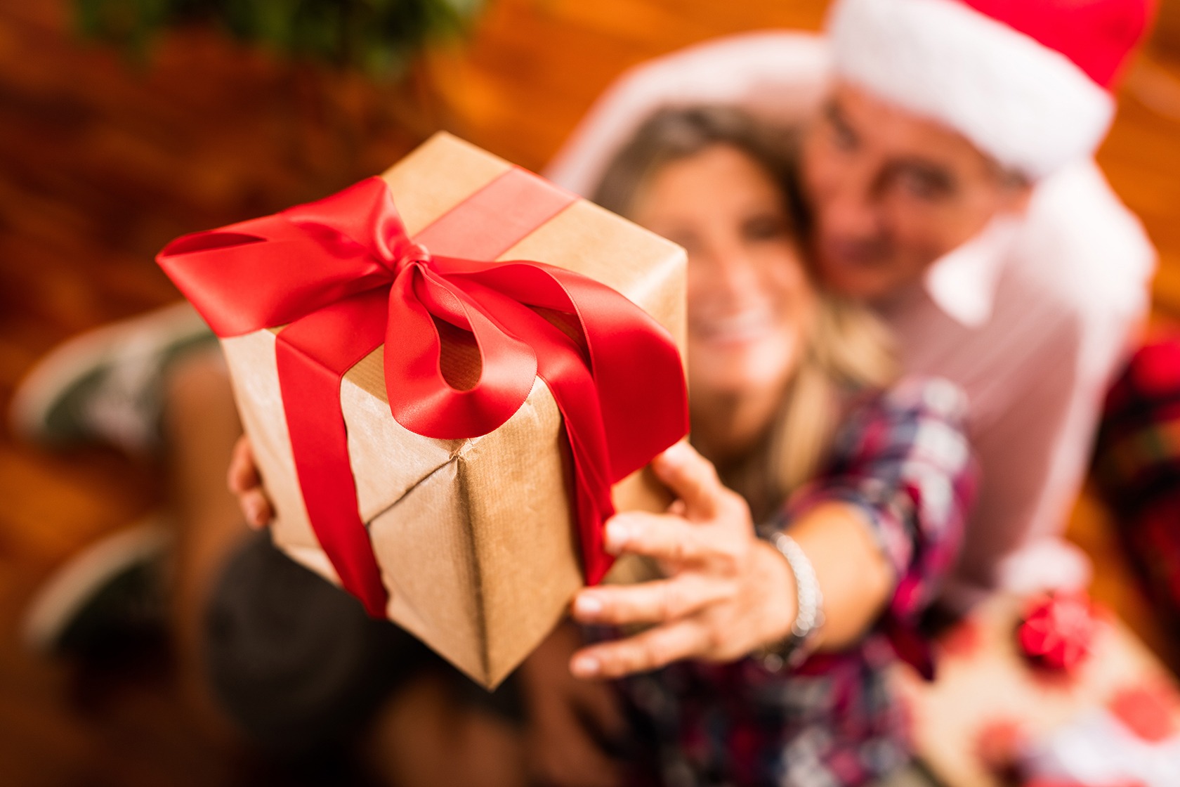 Рождество дарят подарки. Вручение подарков на новый год. Новогодний подарок в руках. Дарение подарков. Подарки к праздникам..