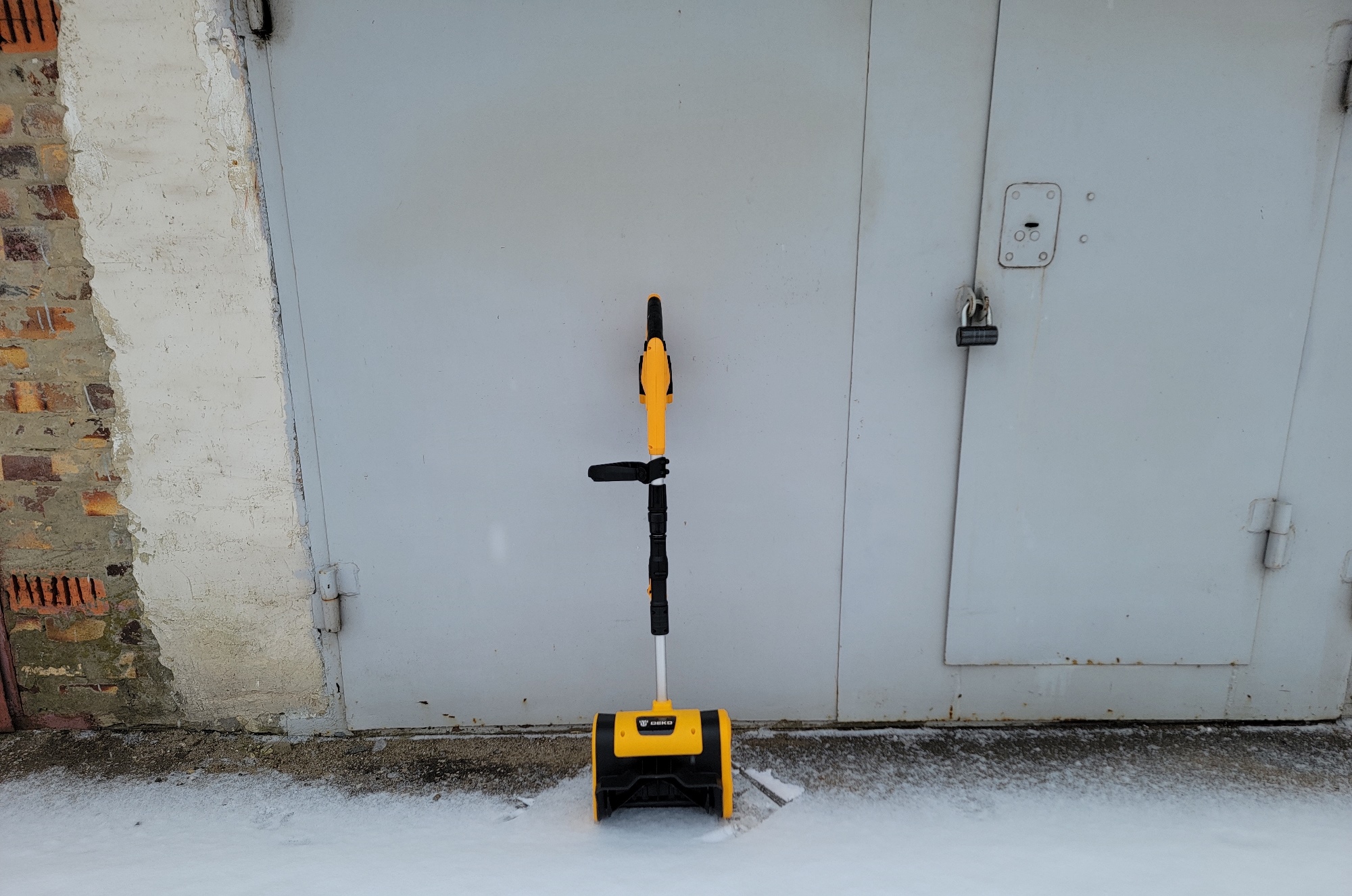 Аккумуляторный снегоуборщик  ST21: обзор быстрого способа уборки .