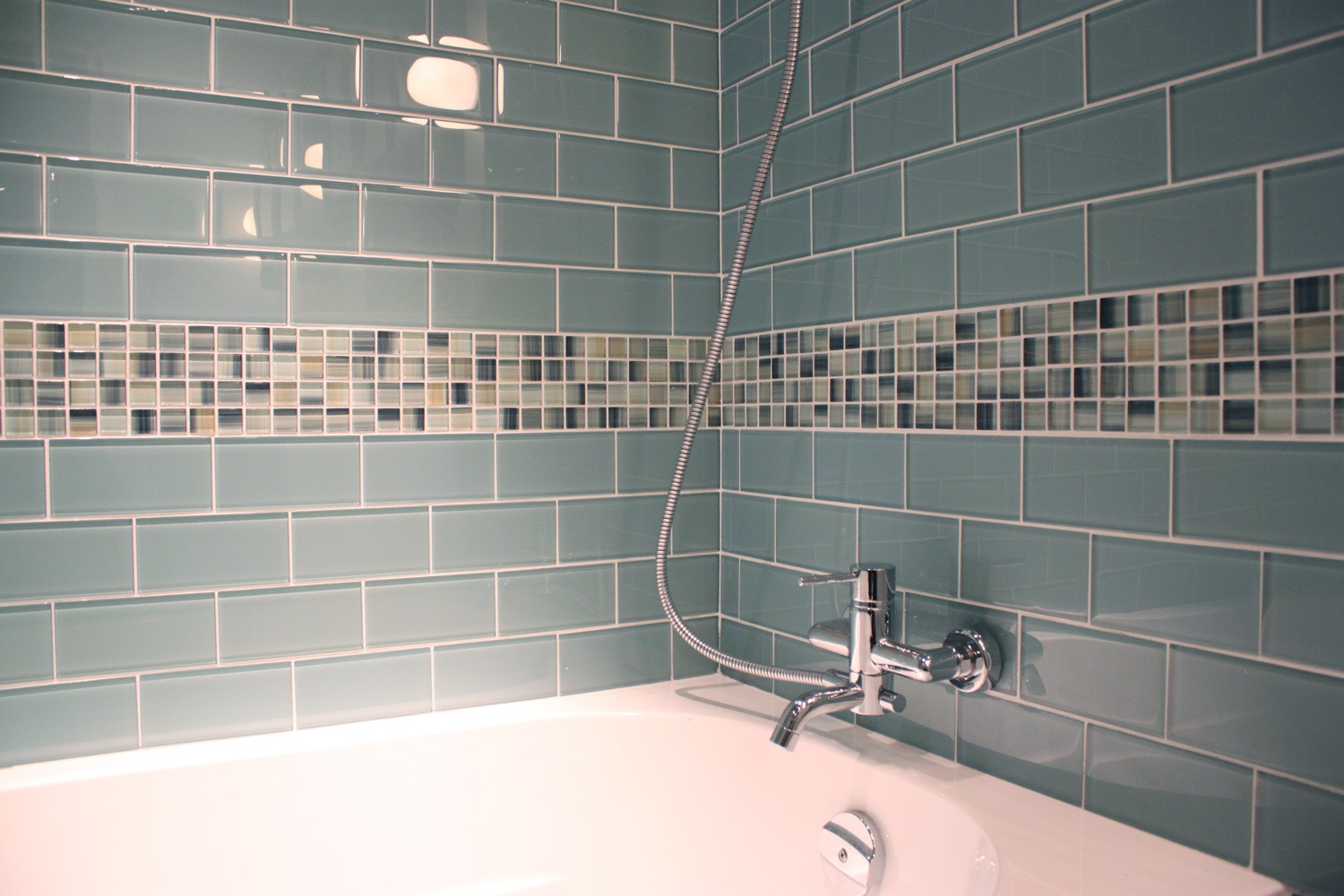 Укладка плитки ванная комната стены. Плитка в разбежку в ванной. Укладка плитки в ванной. Плитка для ванной комнаты. Бордюр из мозаики в ванной.