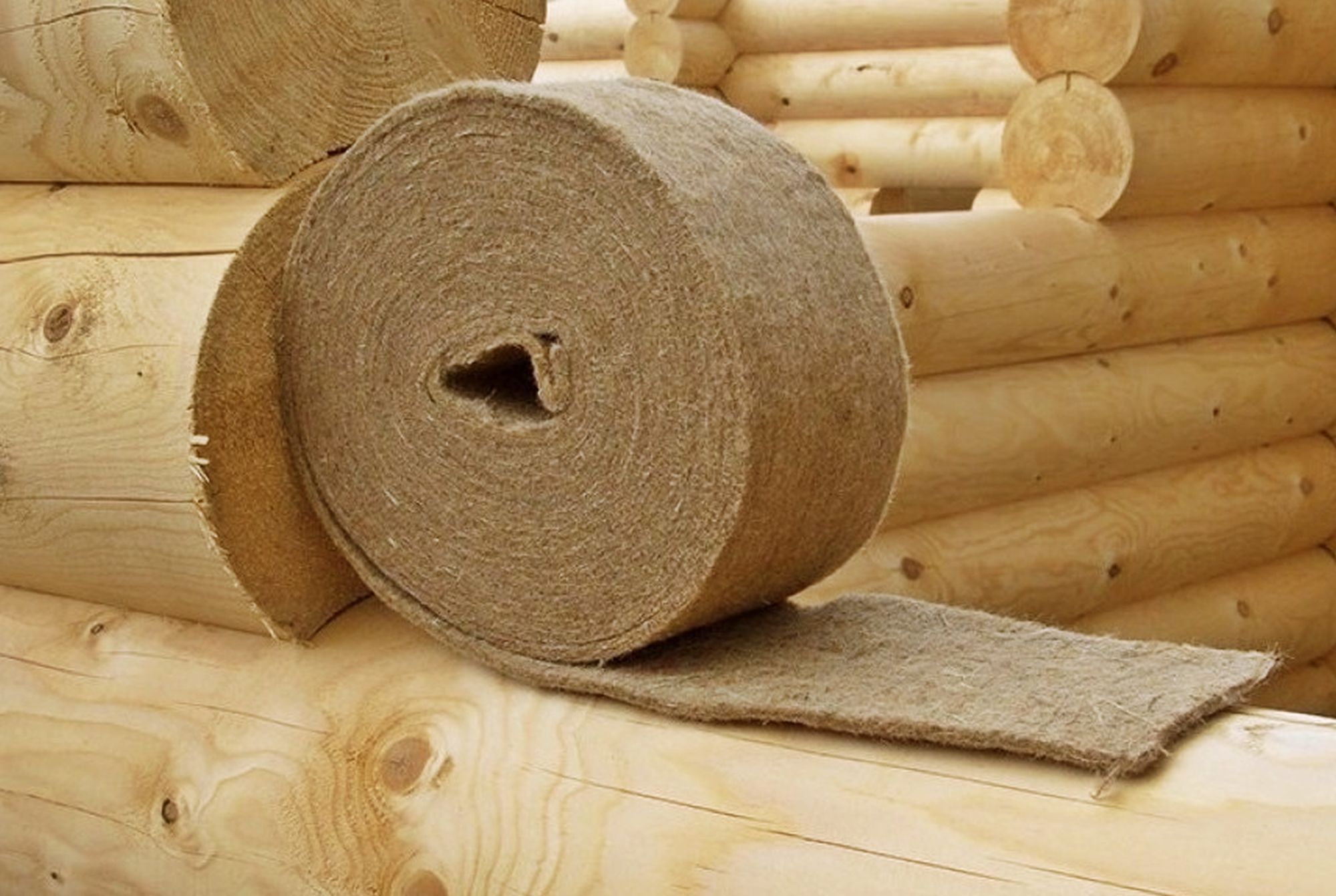 Для чего нужно заделывать щели в деревянном доме герметиками?