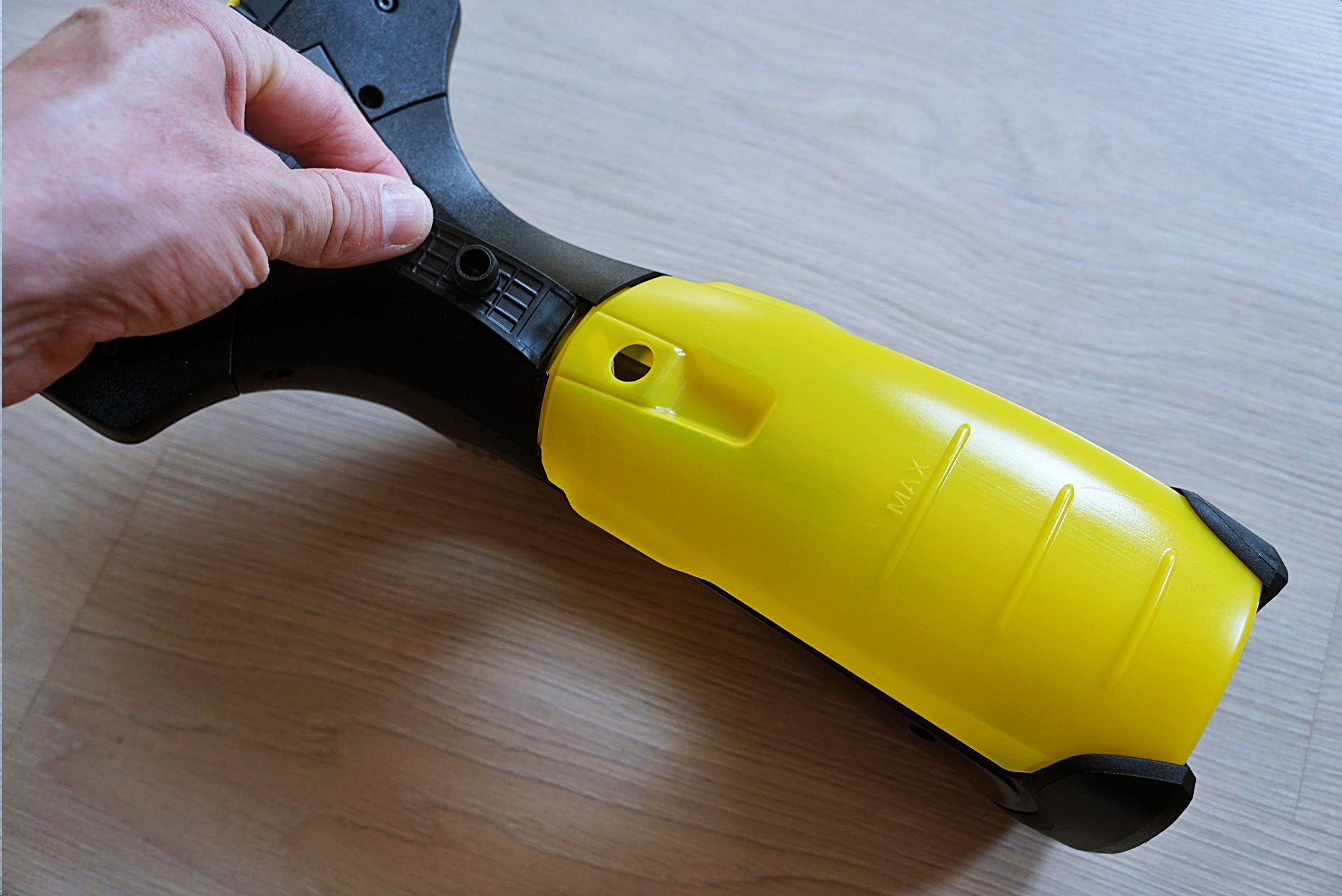 Моем окна с комфортом: обзор аккумуляторного стеклоочистителя Karcher ...