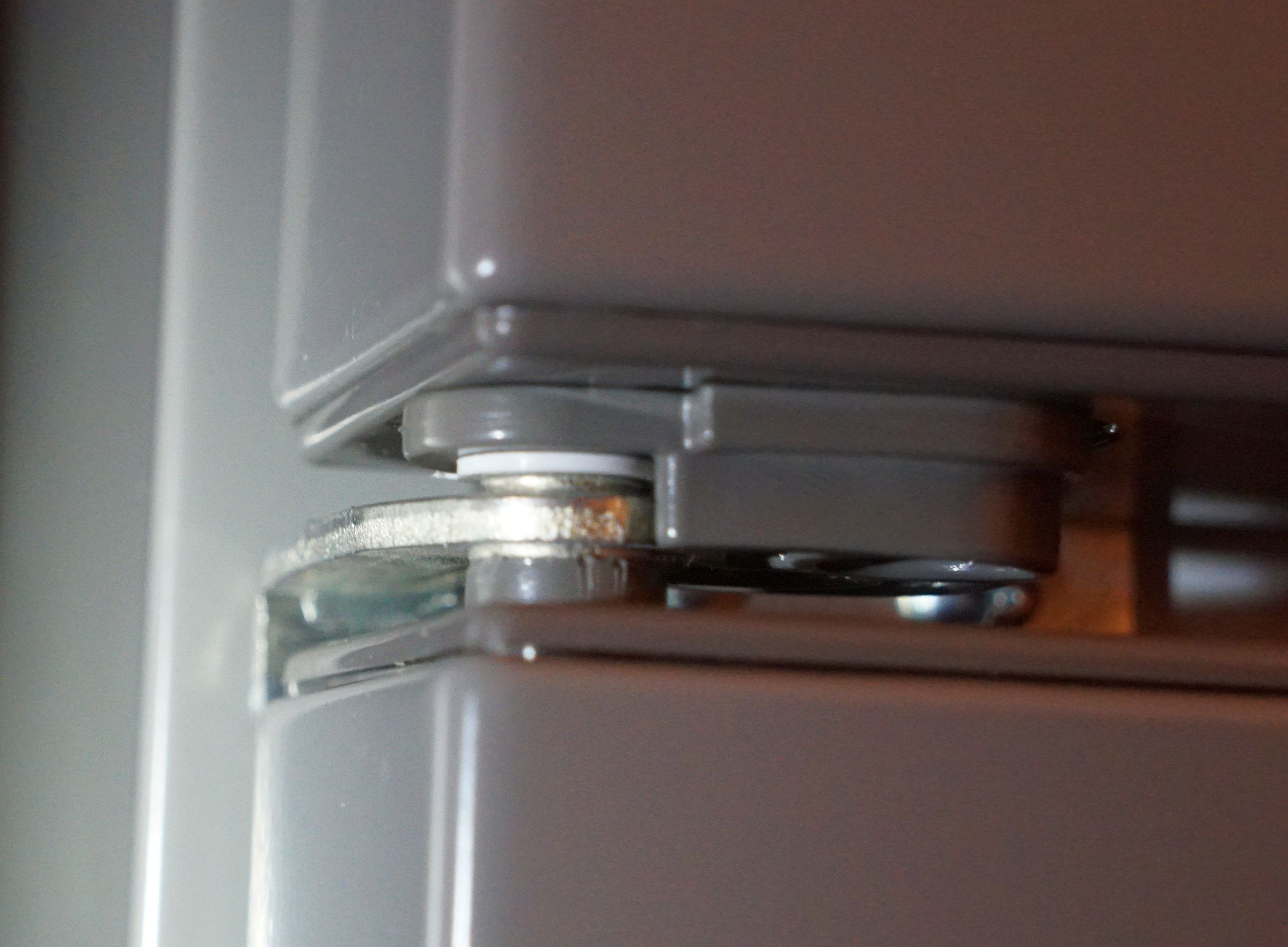 Инструменты и детали для перевешивания двери