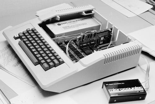 Компьютер Apple II с внутренним модемом и внешним DAA (адаптером доступа к данным) встанвленными во внутренние разъёмы