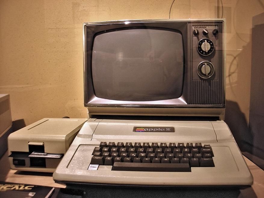 Apple II подключенный к телевизору и дисководу