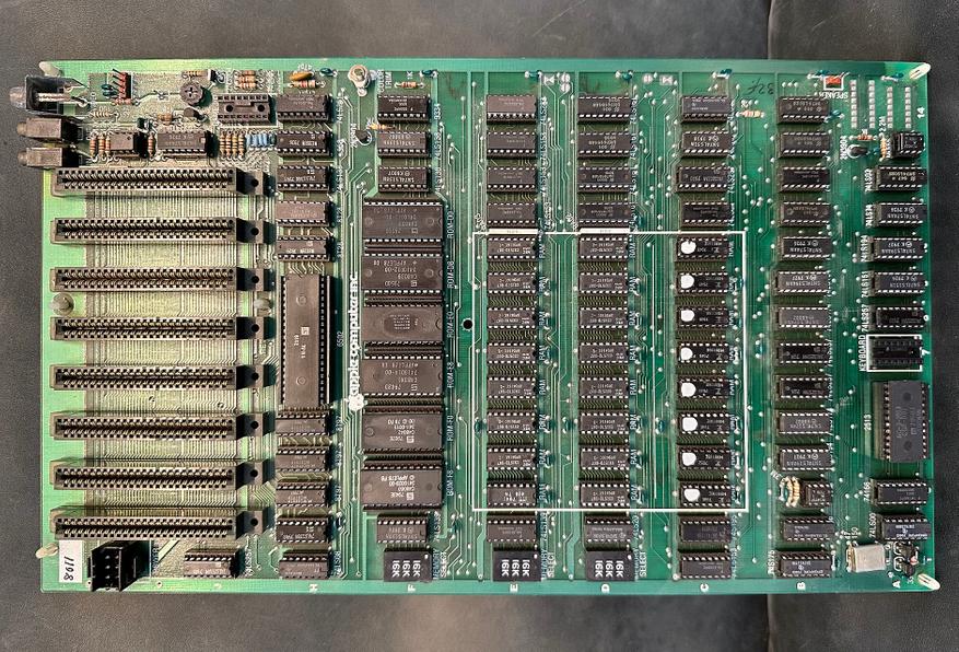 Материнская плата Apple II со слотами расширения