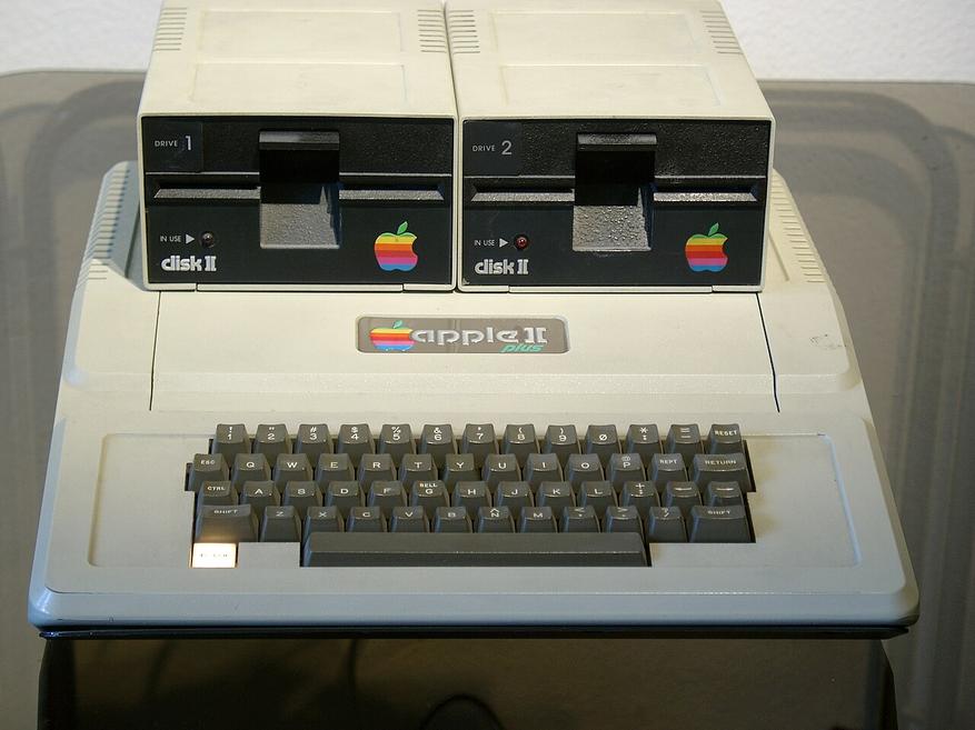 Apple II plus с двумя дисководами Disk II