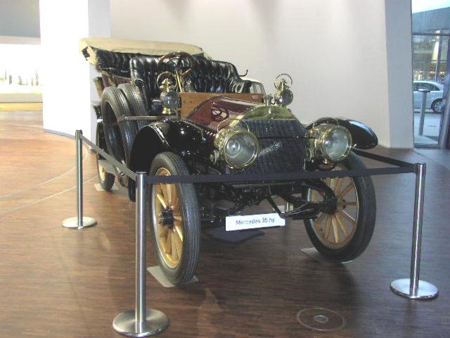 Mercedes 35 PS (1901) в фойе музея Mercedes-Benz