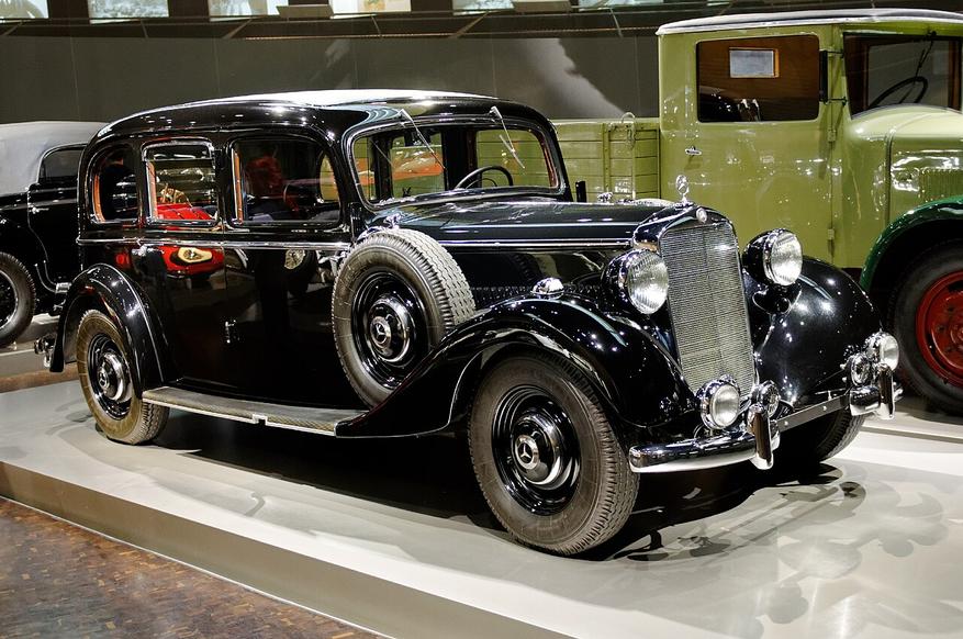 Mercedes-Benz 260 D Pullman-Limousine — длиннобазный седан на 6–7 мест