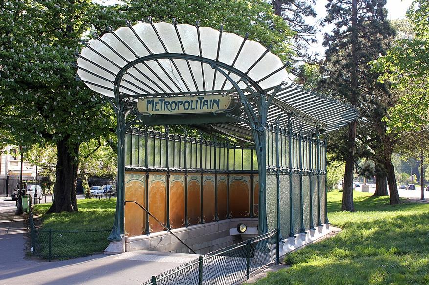 Оригинальный вход в Парижский метрополитен на станции Порт-Дофине, выполненный Эктором Гимаром в стиле ар-нуво.