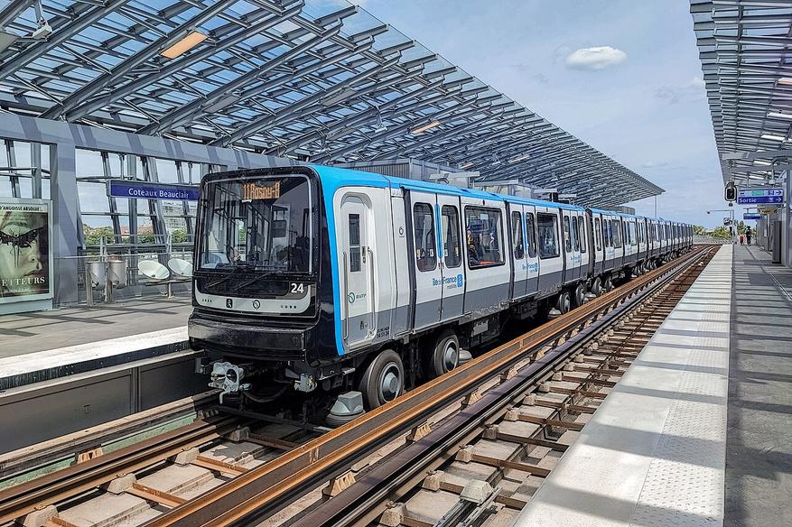 Современный поезд метро на пневматическом ходу модели MP 14 CC на надземной станции. Резиновые шины (Matériel Pneu), внедренные в Париже для повышения динамики и снижения шума, видны на этом ракурсе