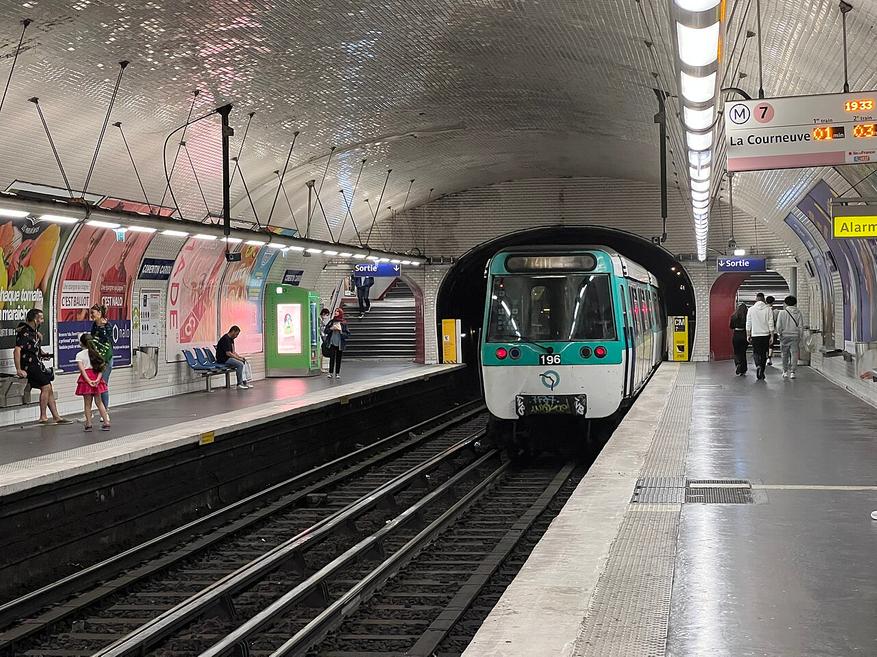 Интерьер одной из станций Парижского метро