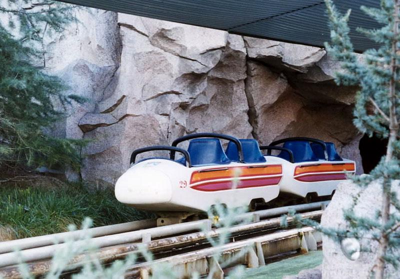 Аттракцион Matterhorn Bobsleds на трубчатом стальном рельсе