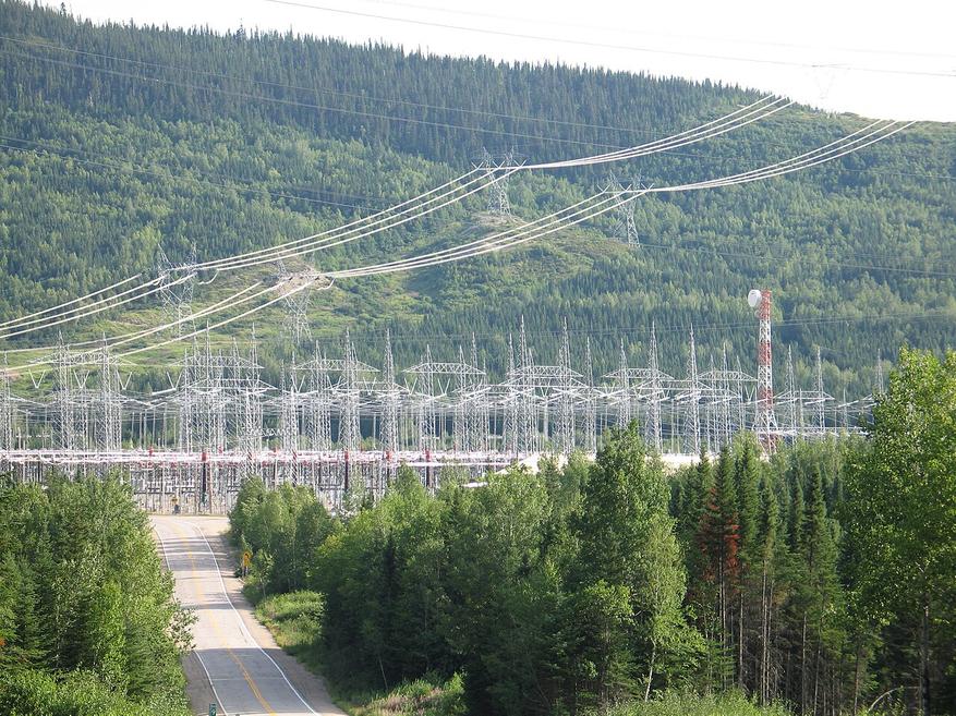 Подстанция Микуа компании Hydro-Québec на Северном берегу Квебека. Объект преобразует напряжение 315 кВ от гидроэлектростанций в 735 кВ и является частью высоковольтной сети, затронутой геомагнитной бурей 1989 года