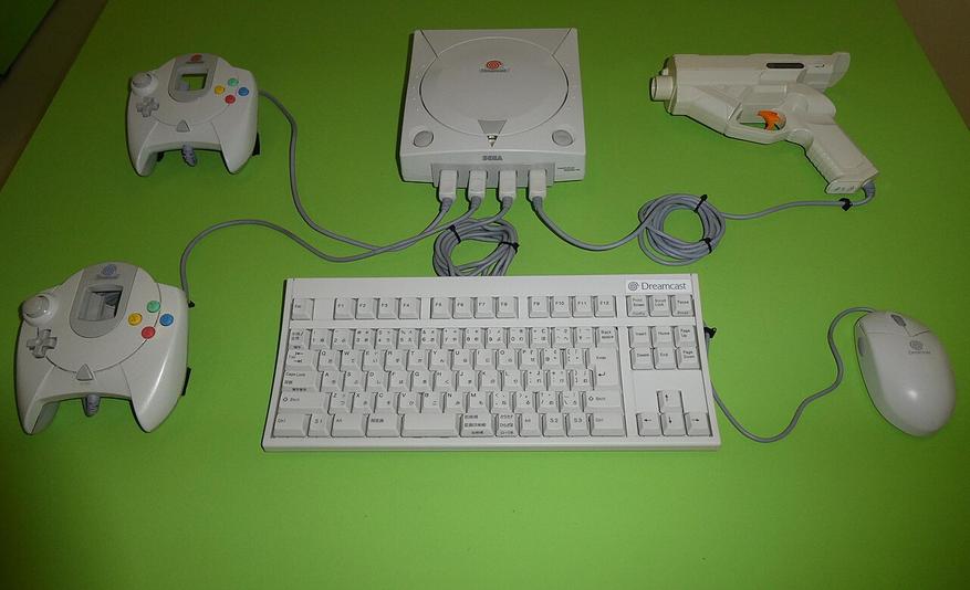 Dreamcast с подключенными устройствами