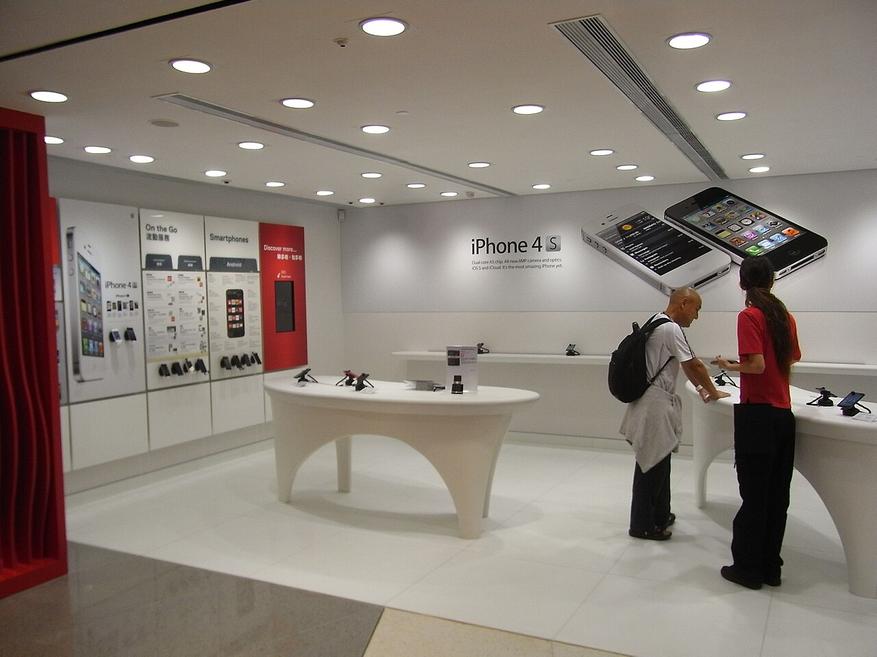 Отдел продаж iPhone 4S в магазине LAP Concept, Queensway Plaza. Hong Kong 2012 год
