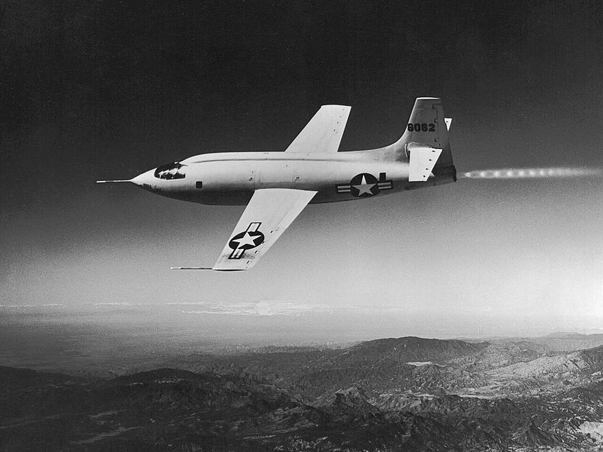 Экспериментальный самолёт Bell X-1 с ракетным двигателем, бортовой номер 46-062, запечатлён во время испытательного полёта. Именно этот самолёт 14 октября 1947 года стал первым пилотируемым летательным аппаратом, преодолевшим скорость звука (достигнув скорости более 1 Маха)