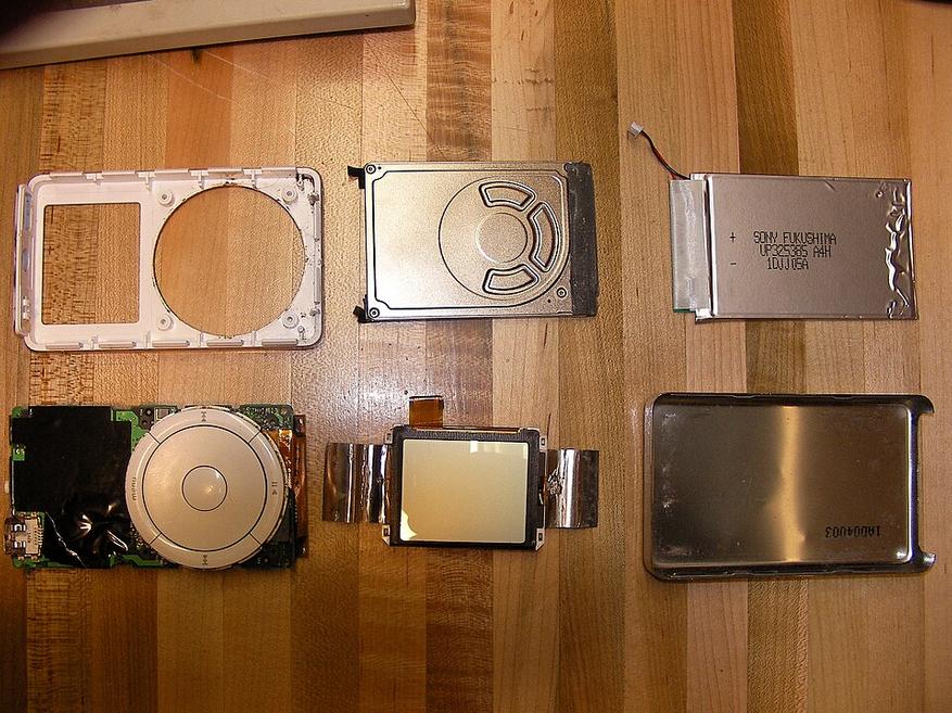Разобранный iPod 1-го поколения. На фото виден жёсткий диск Toshiba MK5002MAL (вверху по центру)