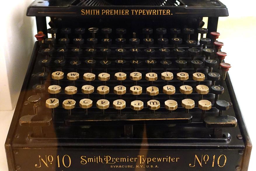 Машинка Smith Premier с двумя клавиатурами для каждого регистра
