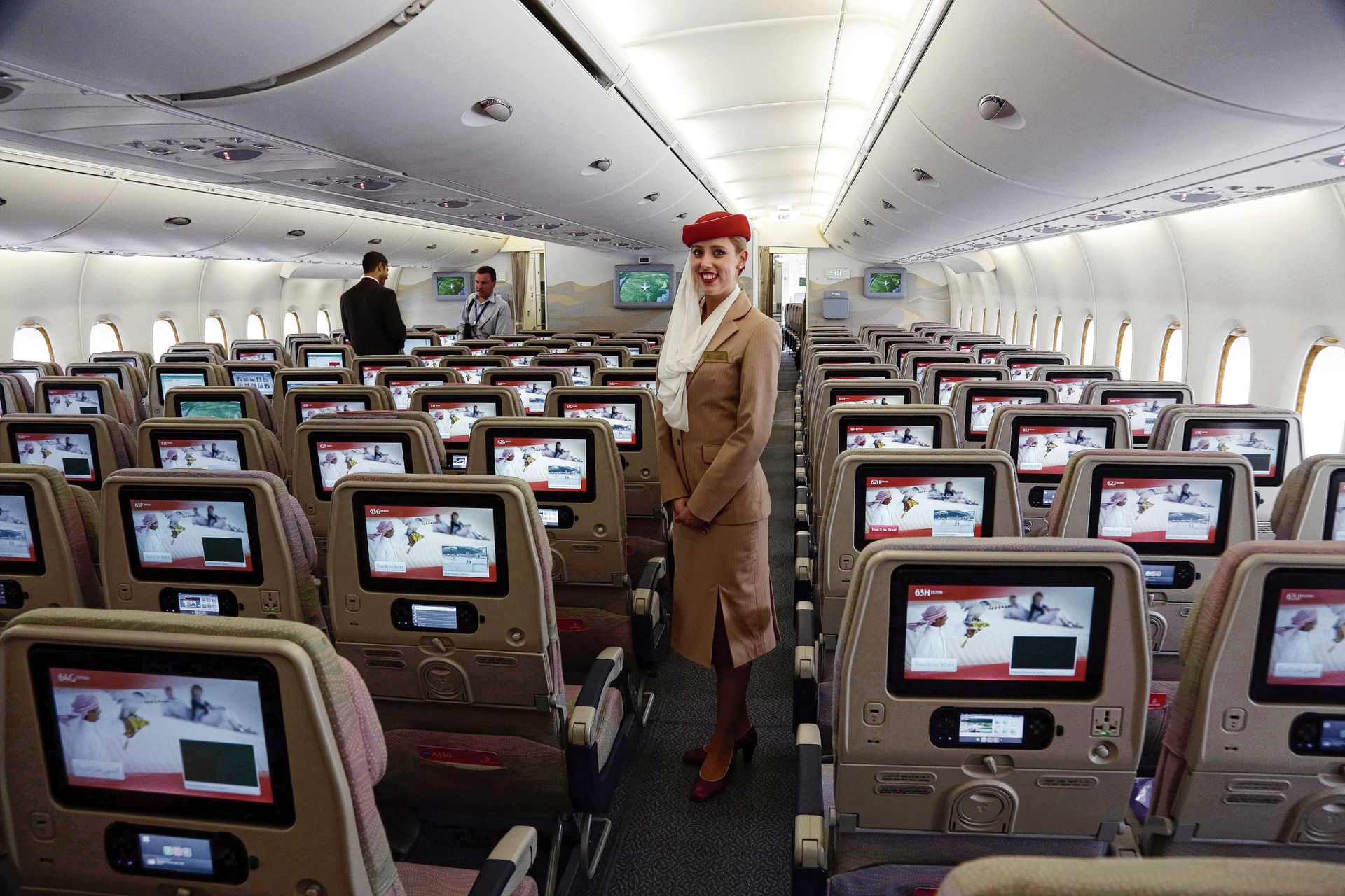 Пассажиры аэробуса. Боинг 777 Эмирейтс салон. Airbus a380 Emirates эконом класс. Эконом класс Emirates a380. Boeing 737 Emirates салон.