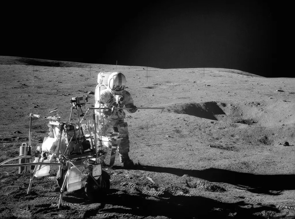 Человек который впервые оказался на поверхности луны. Аполлон 14 на Луне. Аполлон 1 на Луне. Рассекреченные снимки Луны НАСА.