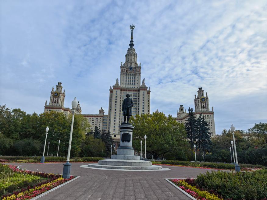 Точка старта Московского марафона находится на площади за Главным зданием МГУ (на фото его лицевая сторона)