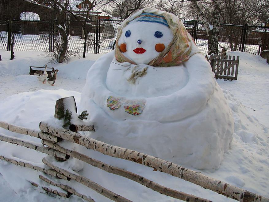 Бабушка лепит снеговика