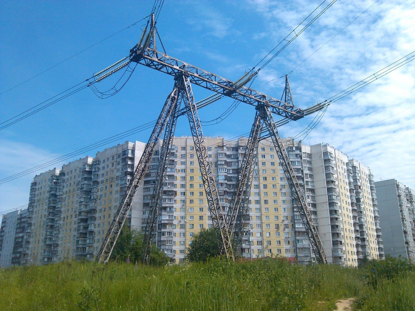 Насколько опасно жить рядом с высоковольтной ЛЭП (линией электропередачи) /  Комфортный дом и бытовая техника / iXBT Live