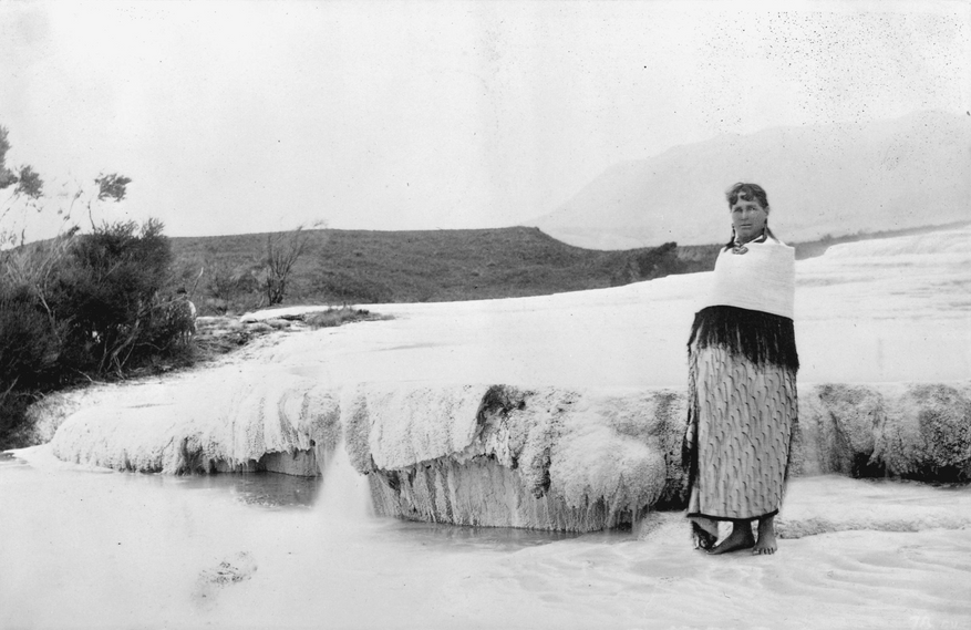 Гид Софи Хинеранджи на террасах в 1885 г.