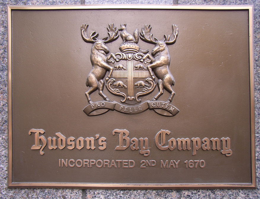 Табличка с гербом Hudson’s Bay Company в Торонто в 2007 году