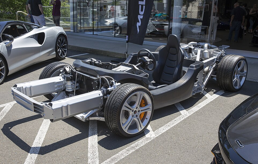 Конструкция MP4-12C — модели, на основе которой разработали McLaren X-1