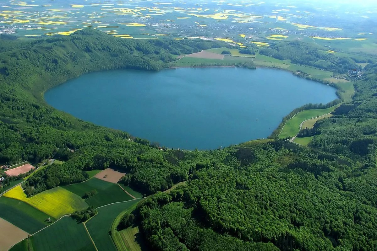 Какие озера находятся в европе. Озеро Лаах в Германии. Лахер зе озеро. ФРГ Хеленезее озеро. Земля Рейнланд-Пфальц Германия.