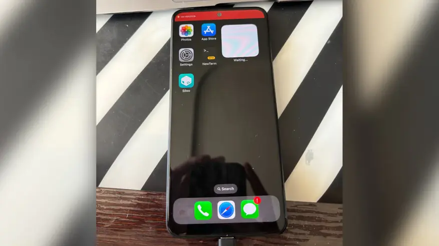 Домашний экран iOS на телефоне с Android