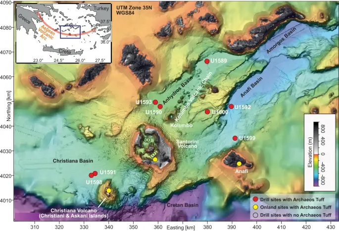 Буровые площадки IODP показаны красными точками, а наземные площадки - желтыми точками. Буровые площадки обозначены номерами объектов IODP. На участке U1590 туф Археос фактически не был обнаружен, но его присутствие видно на сейсмических профилях. На вставке показано расположение на Южно-Эгейской вулканической дуге. 