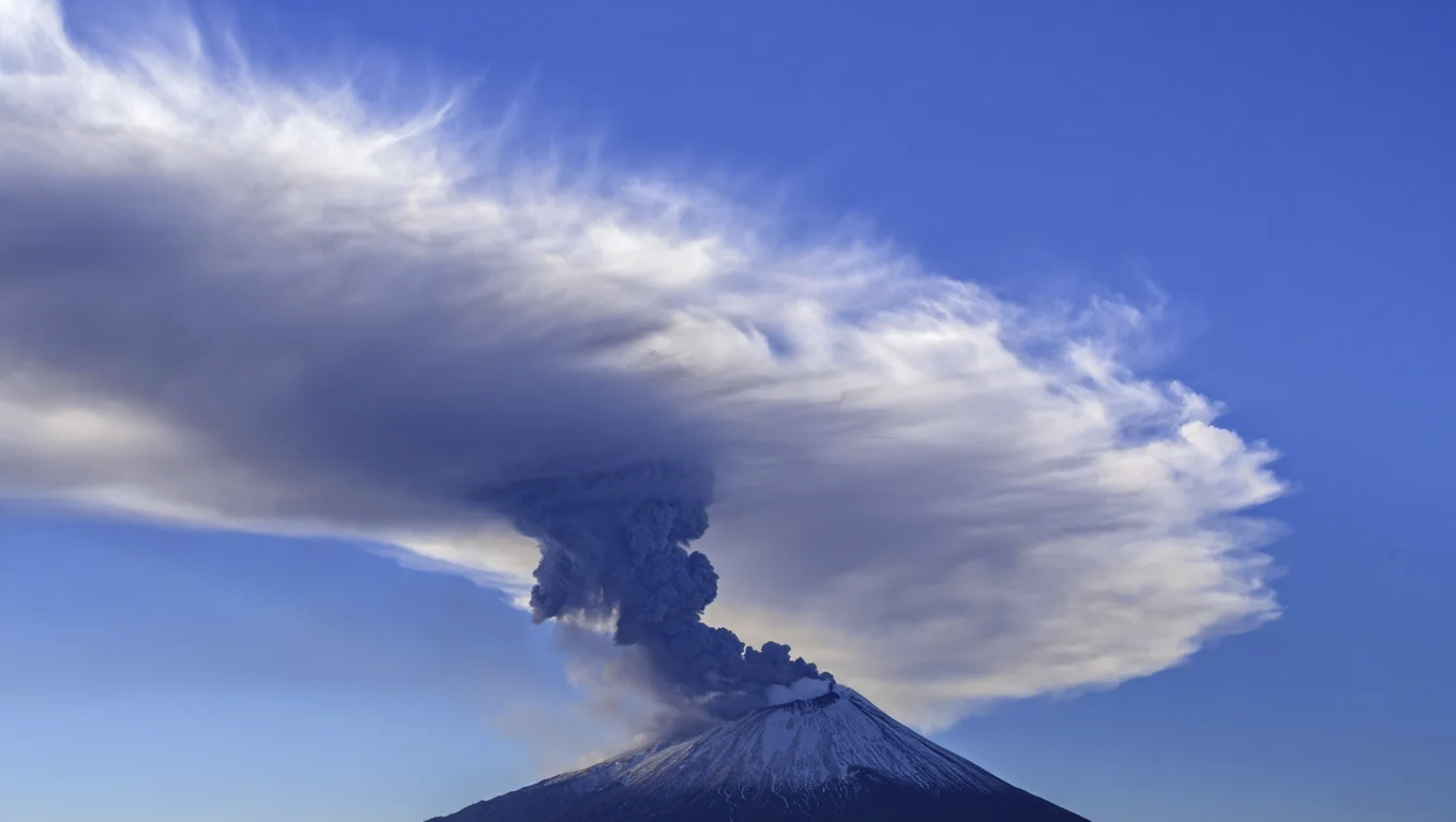 Когда вулканы рисуют облака: Как вулканический пепел запускает образование льда в облаках