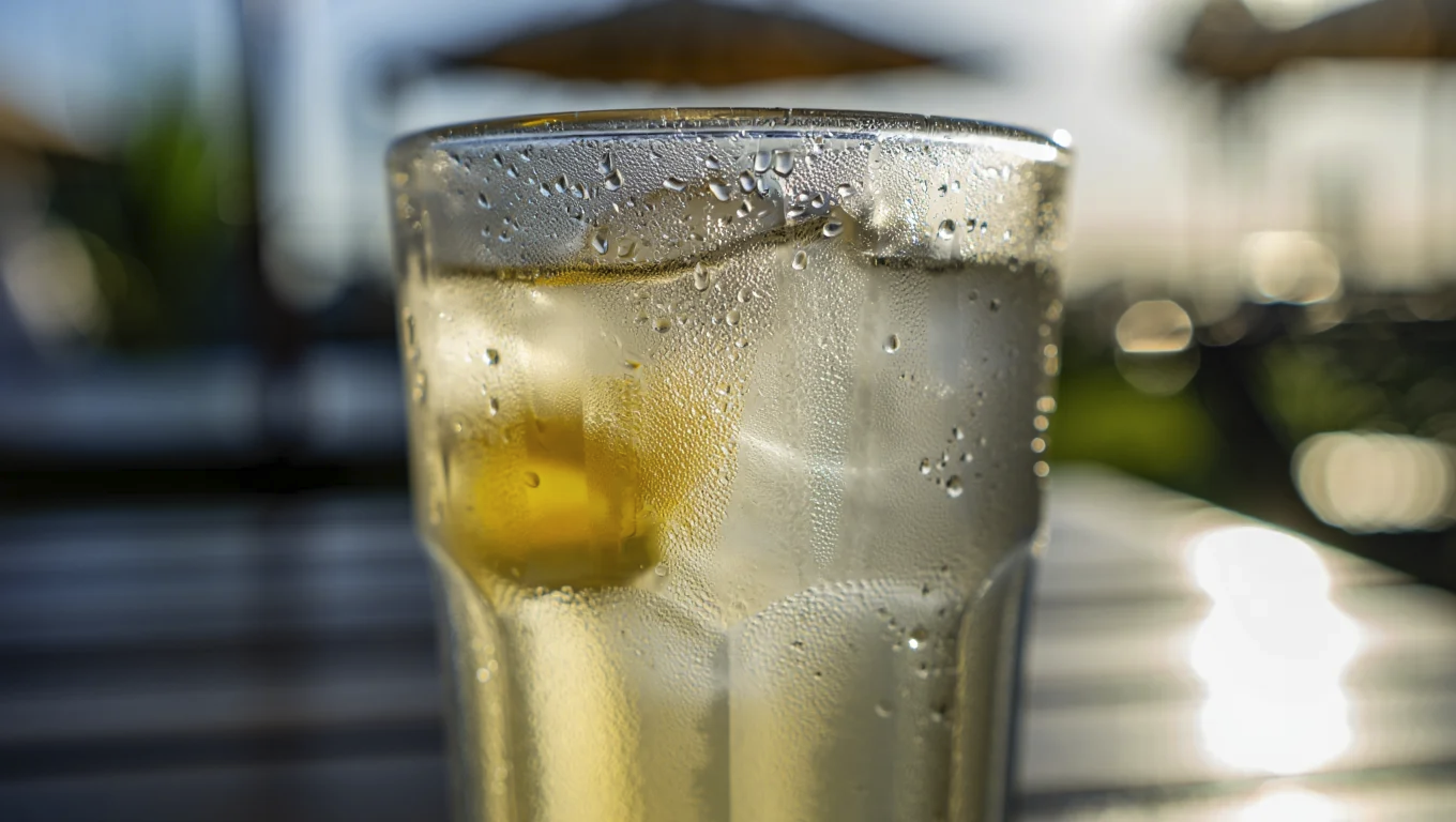 Что такое точка росы, и почему воздух от неё ощущается «липким»? Объясняем природу духоты и механизм формирования гроз