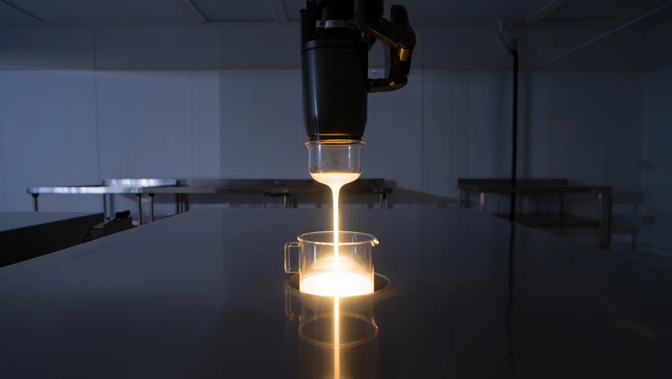 Некоторые чёрные дыры — подделка? Физики создали жидкий свет, чтобы поймать самозванцев