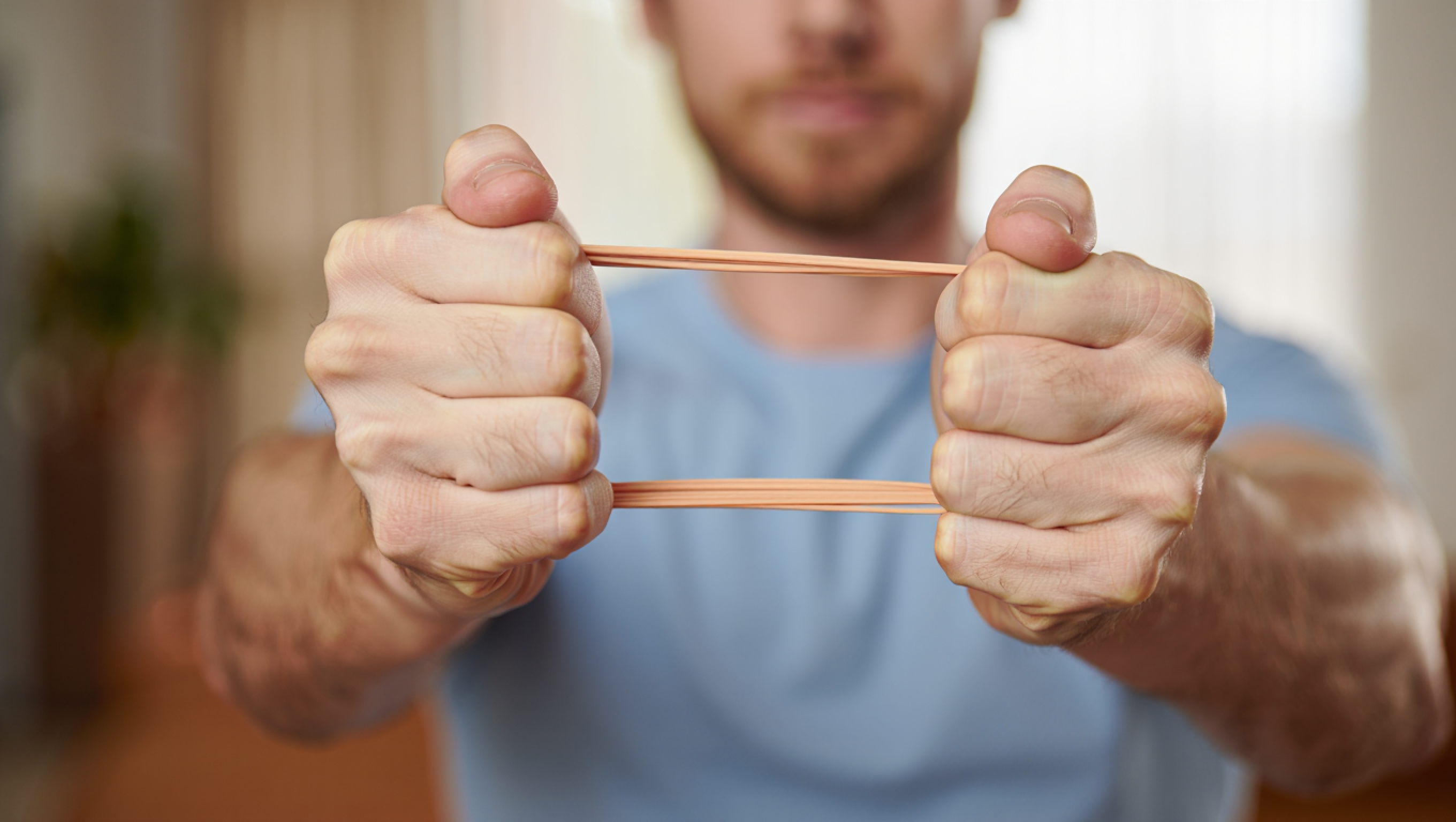 Почему резина лопается при резком растяжении? Математическая модель объяснила эффект острых трещин