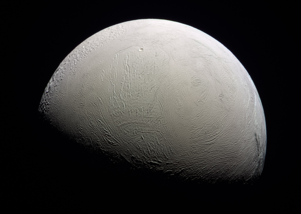 Еще один аргумент в пользу жизни на Энцеладе: аномальное тепло спутника указывает на стабильность его океана