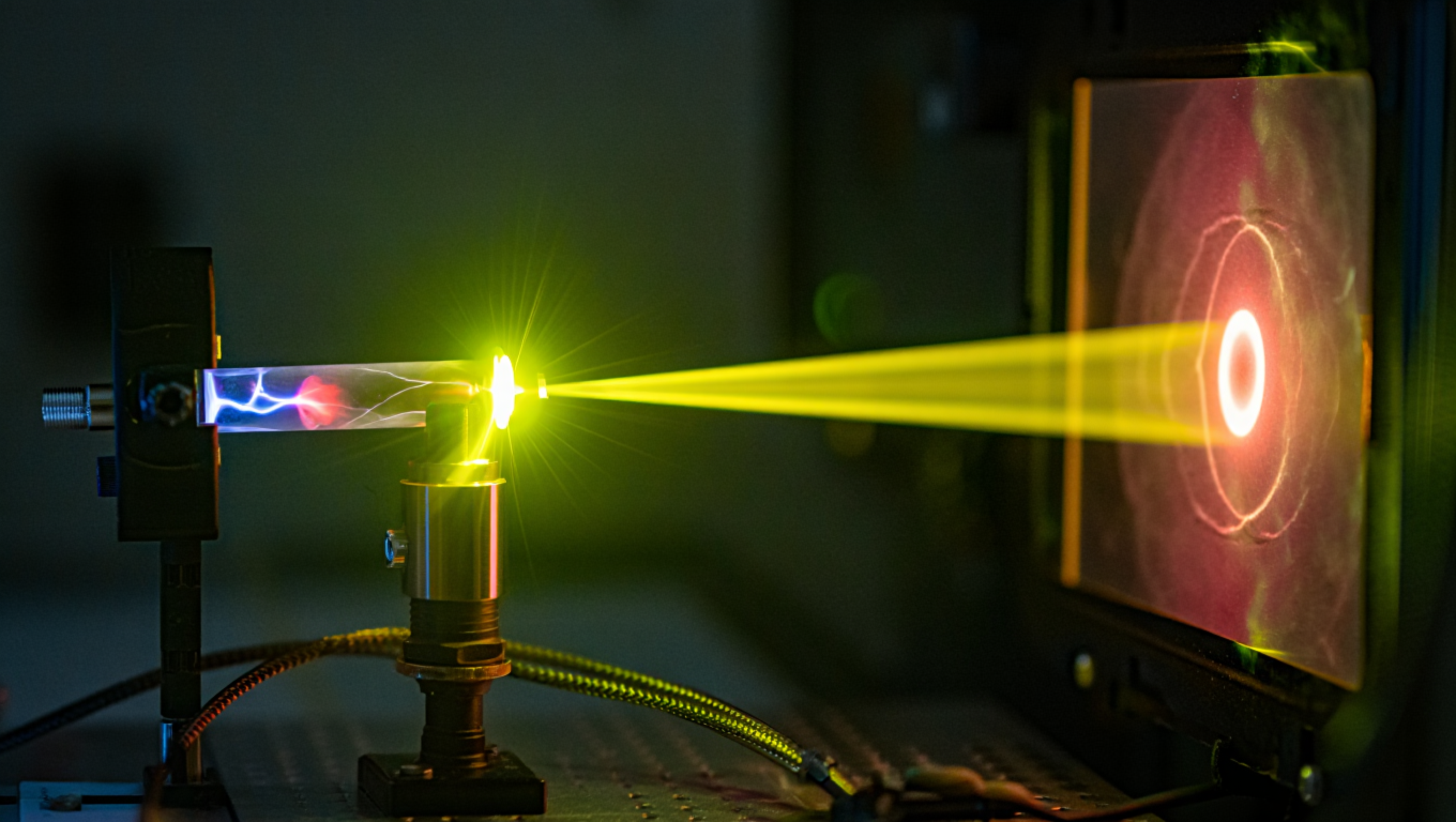 Можно ли создать настольный ускоритель частиц? Да, и это поможет в биохимии и материаловедении