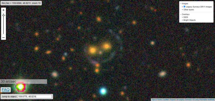 Гравитационная линза "Чеширский кот" (SDSS J1038+4849). Совокупная гравитация скопления галактик и темной материи создает дуговые миражи из света фоновых объектов»