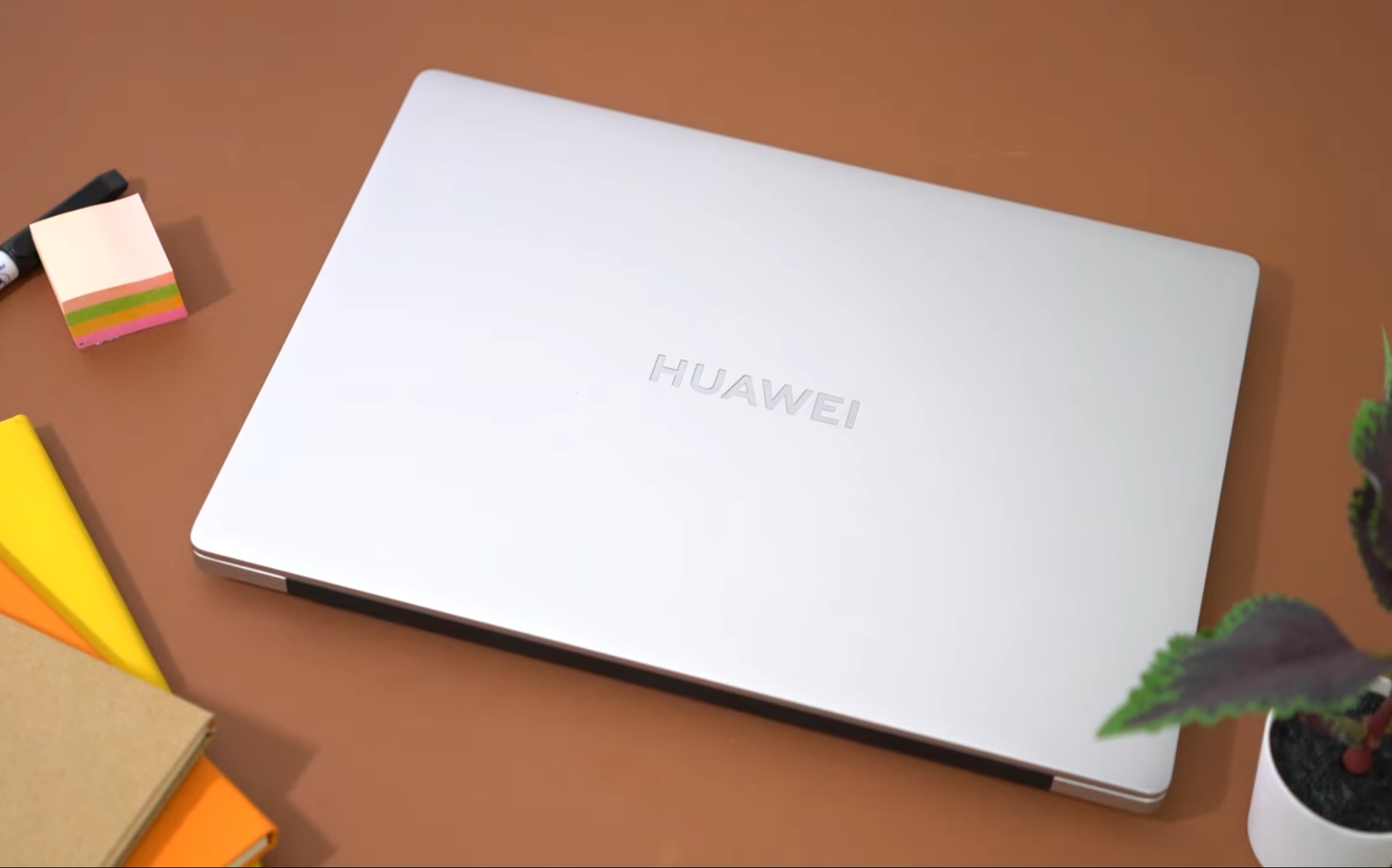 Huawei matebook klvl w56w. Huawei MATEBOOK 14 KLVL-w76w (53013pbv). Учитель с ноутбуком.