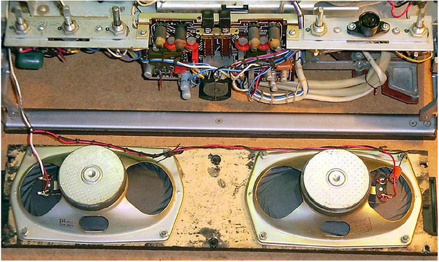 "Маяк-203" был готов заиграть прямо из коробки, так как имел встроенный усилитель и динамики. Правда, они были монофонические