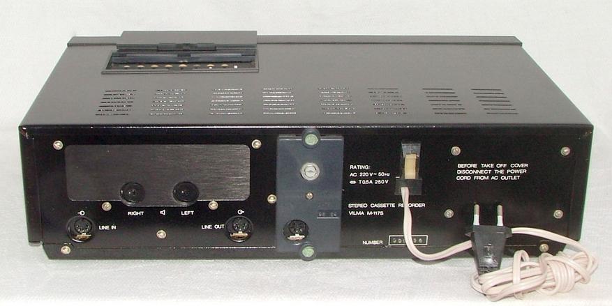 Но называлась Stereo Cassette Recorder, то есть "стереофонический магнитофон", что видно по надписи на задней панели