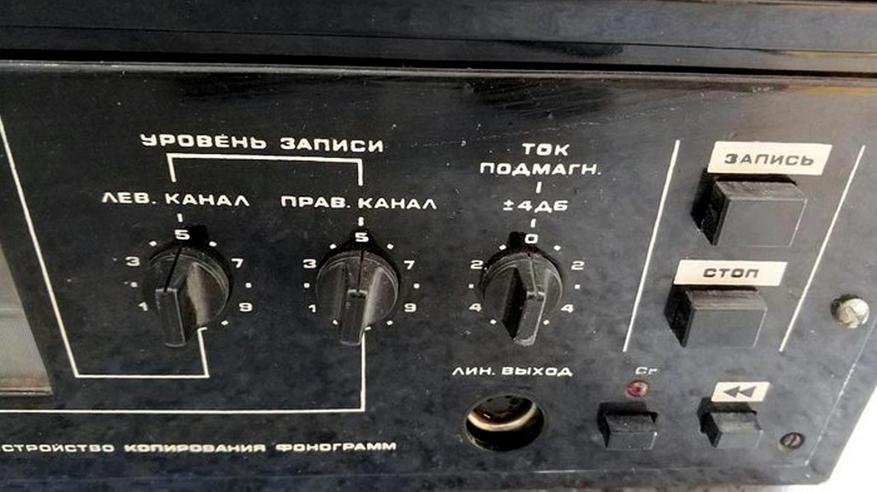 Надписи, похоже, сделаны при помощи краски и трафарета