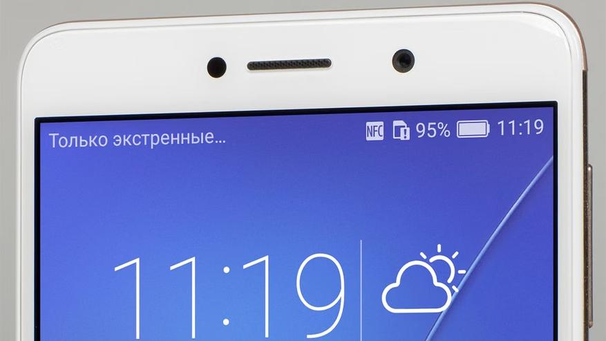 В некоторых смартфонах индикатор не был виден, если не светился. В Honor 6X он скрыт под пластиком верхней рамки