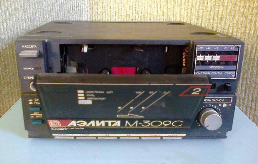 Магнитофон М-309С имел два мотора, динамический фильтр-шумодав, раздельную регулировку уровня записи и мог работать с лентами CrO2