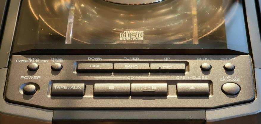 Кнопка включения внешнего источника звука называлась не просто AUX, а TAPE/AUX - явно с прицелом на подключение кассетной деки, которой не было у самого UX-1000