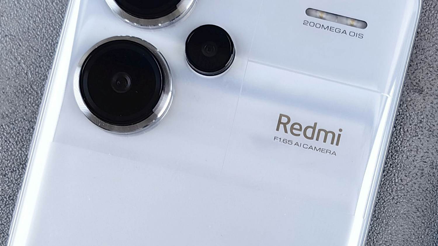 Смартфоны Redmi Note 13 и Redmi A4 5G после обновления до HyperOS 2.0 ...