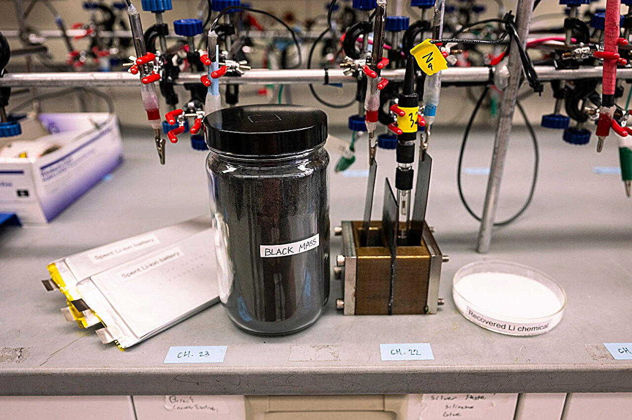 Ученые разработали экономичный метод переработки лития из батарей электромобилей